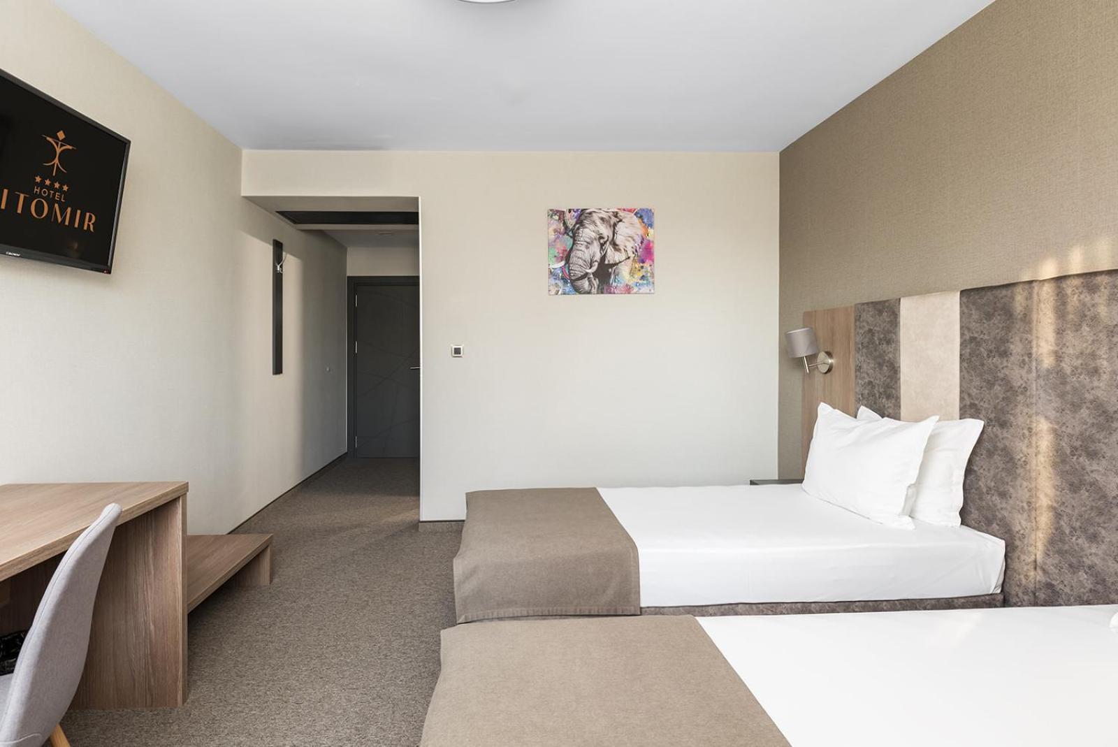 Jitomir Hotel Montana Exterior photo